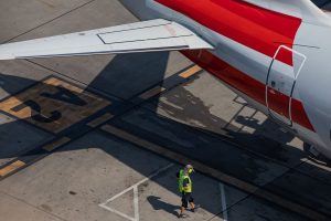 Reino Unido suspende voos após calor extremo danificar asfalto de pistas de pouso