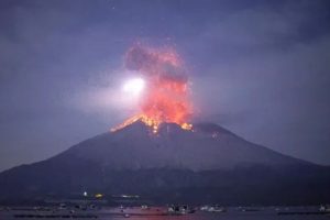 vulcao-no-japao-entra-em-erupcao-e-causa-alerta