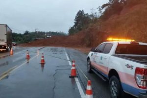 Chuva em SC causa bloqueio de rodovias com deslizamentos e alagamentos