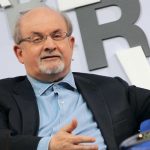 Jurado de morte pelo Irã, escritor Salman Rushdie é atacado em Nova York Leia mais em: https://veja.abril.com.br/cultura/jurado-de-morte-pelo-ira-escritor-salman-rushdie-e-atacado-em-nova-york/