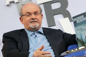Jurado de morte pelo Irã, escritor Salman Rushdie é atacado em Nova York Leia mais em: https://veja.abril.com.br/cultura/jurado-de-morte-pelo-ira-escritor-salman-rushdie-e-atacado-em-nova-york/