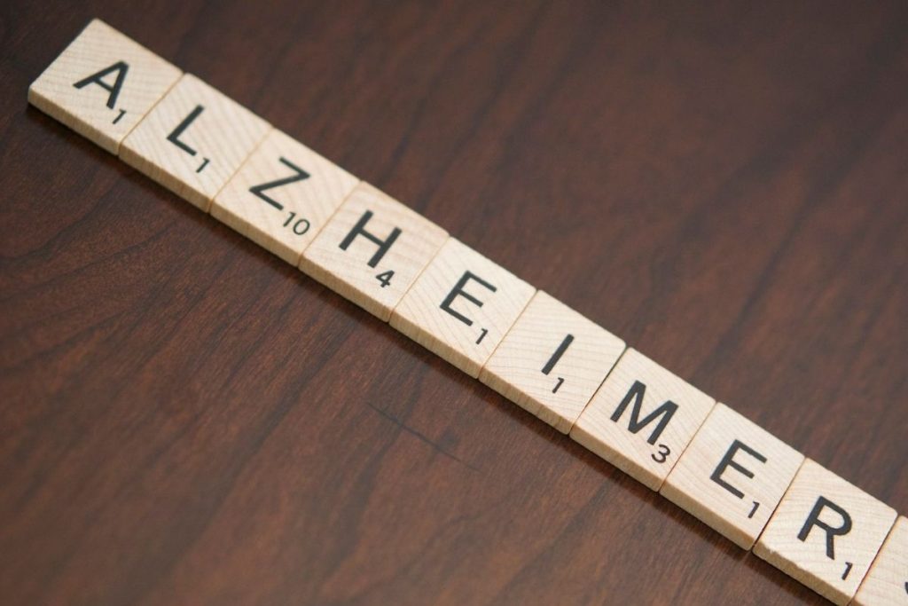 Alzheimer: fazer tarefas domésticas reduziria o risco de demência em 21%