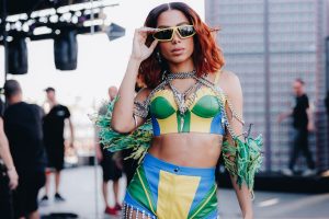 Anitta diz que voltará ao Brasil apenas para votar