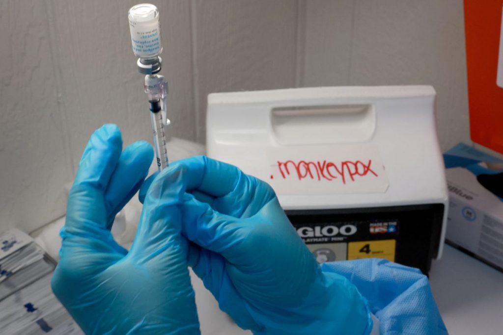 Anvisa autoriza uso emergencial de kits para varíola dos macacos