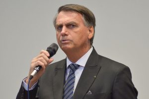 Bolsonaro é chamado de 'tchutchuca do Centrão' e se envolve em confusão com Wilker Leão; veja vídeo