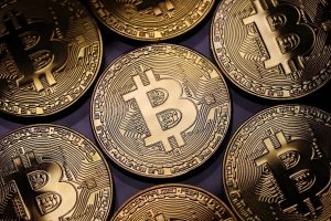 Criptomoedas têm queda repentina e bitcoin recua