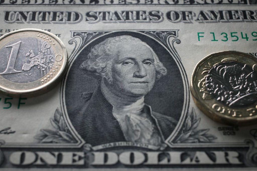 Dólar cai para R$ 5,16 ainda sob reflexo do Copom