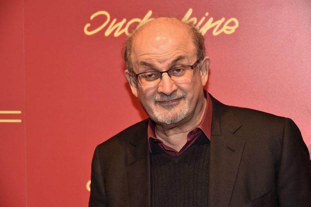 O julgamento de Hadi Matar, homem acusado de esfaquear o escritor Salman Rushdie, foi adiado. O motivo está relacionado à publicação das memórias do autor sobre o ataque. A informação é do The Guardian.