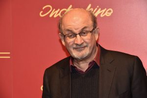 O julgamento de Hadi Matar, homem acusado de esfaquear o escritor Salman Rushdie, foi adiado. O motivo está relacionado à publicação das memórias do autor sobre o ataque. A informação é do The Guardian.
