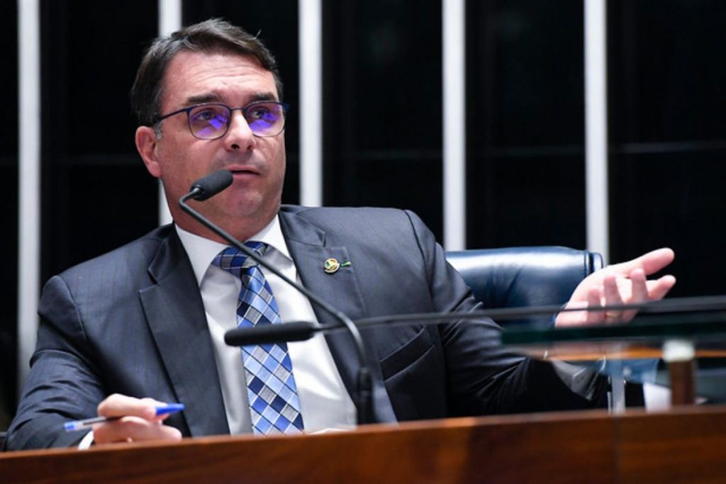 Flávio e Eduardo Bolsonaro criticam buscas da Polícia Federal
