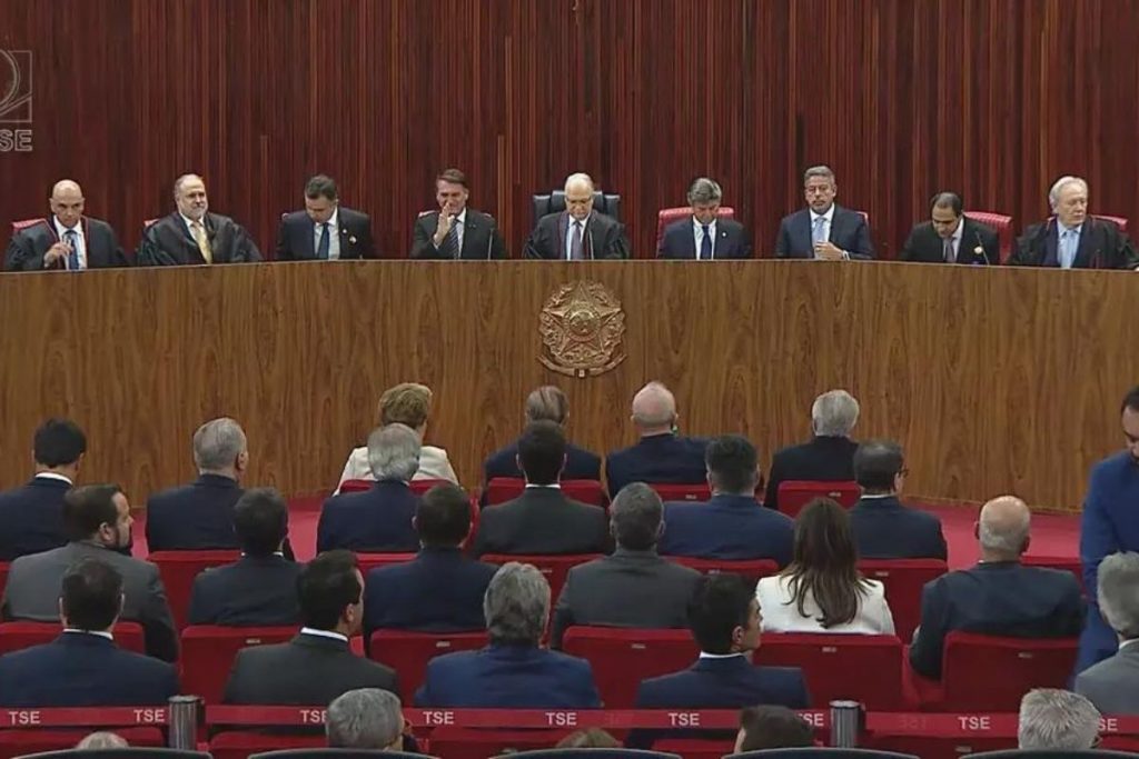 Moraes toma posse no TSE, reforça discurso pró-democracia e é aplaudido de pé