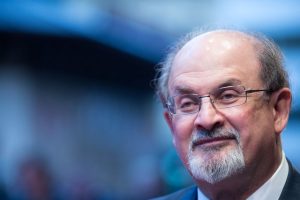 Salman Rushdie está ligado a respirador e incapaz de falar