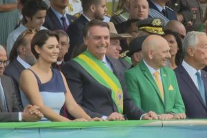 Bolsonaro puxa coro de “imbrochável” em discurso no Dia da Independência