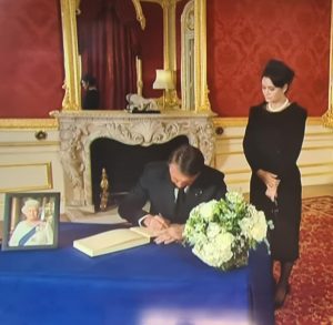 Bolsonaro visita o caixão da Rainha Elizabeth II