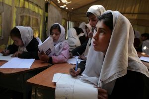 Ministro talibã pede que escolas reabram para mulheres e meninas no Afeganistão