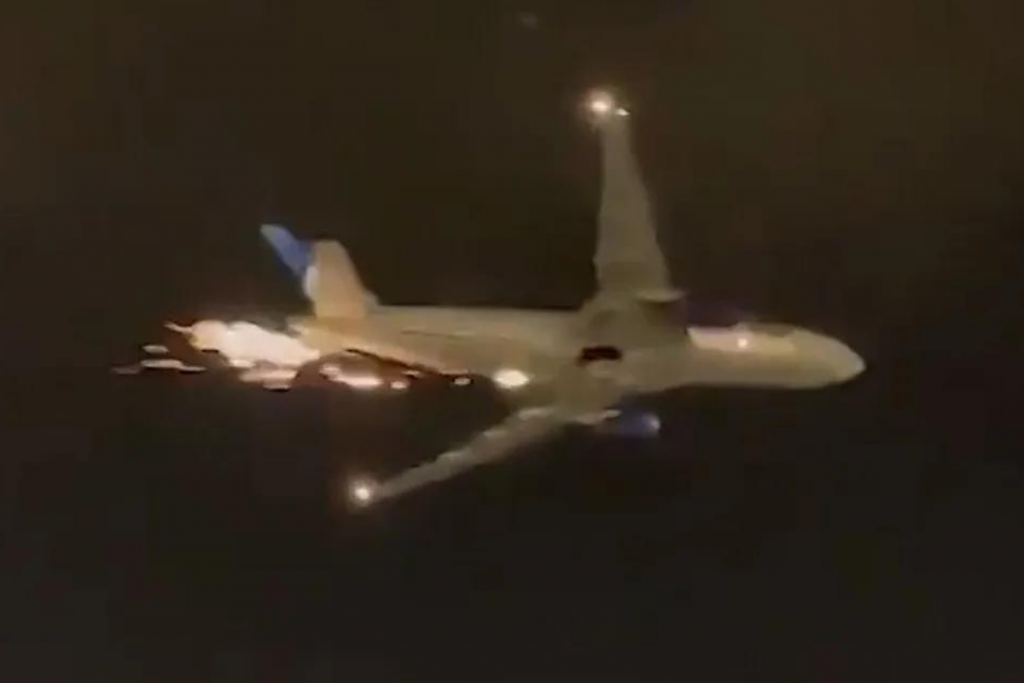 Avião solta faíscas após decolar de Nova York para São Paulo