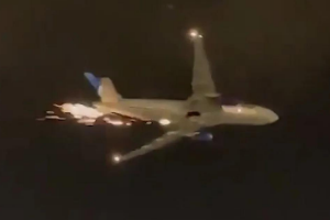 Avião solta faíscas após decolar de Nova York para São Paulo
