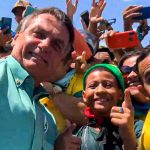 Bolsonaro critica políticos que mandaram ficar em casa na pandemia