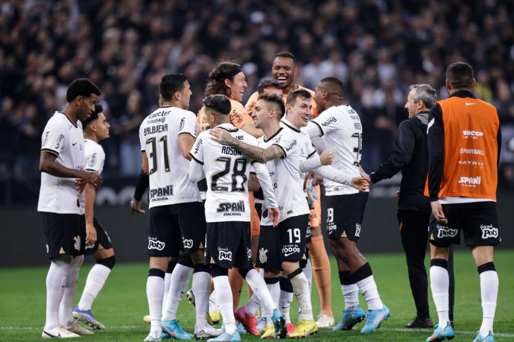 Corinthians vence Fluminense e pega Flamengo na final