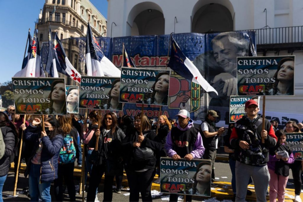 marcha-em-apoio-a-cristina-kirchner-e-organizada-na-plaza-de-mayo