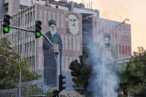 Milhares de pessoas protestam no Irã para defender o uso do véu
