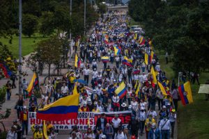 milhares-protestam-contra-gustavo-petro-na-colombia