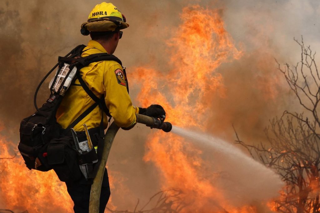 Novo incêndio florestal assusta moradores dos EUA
