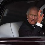 Rei Charles III recebe vaias durante visita a Gales