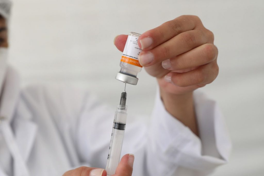 Saúde distribui cerca de 1 milhão de vacinas contra a Covid-19