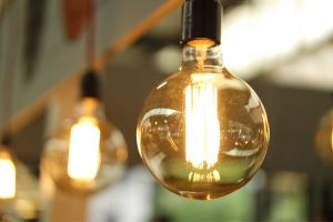 7 orientações práticas para economizar energia elétrica e reduzir a conta de luz!