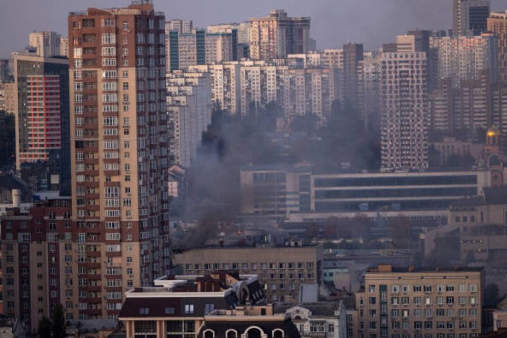ataque-russo-a-instalacoes-de-energia-deixa-2-mortos-em-kiev