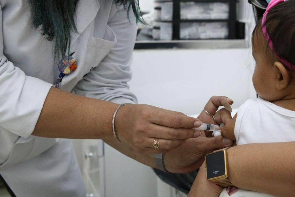 pais-recebe-vacinas-contra-covid-19-para-criancas-de-6-meses-a-3-anos