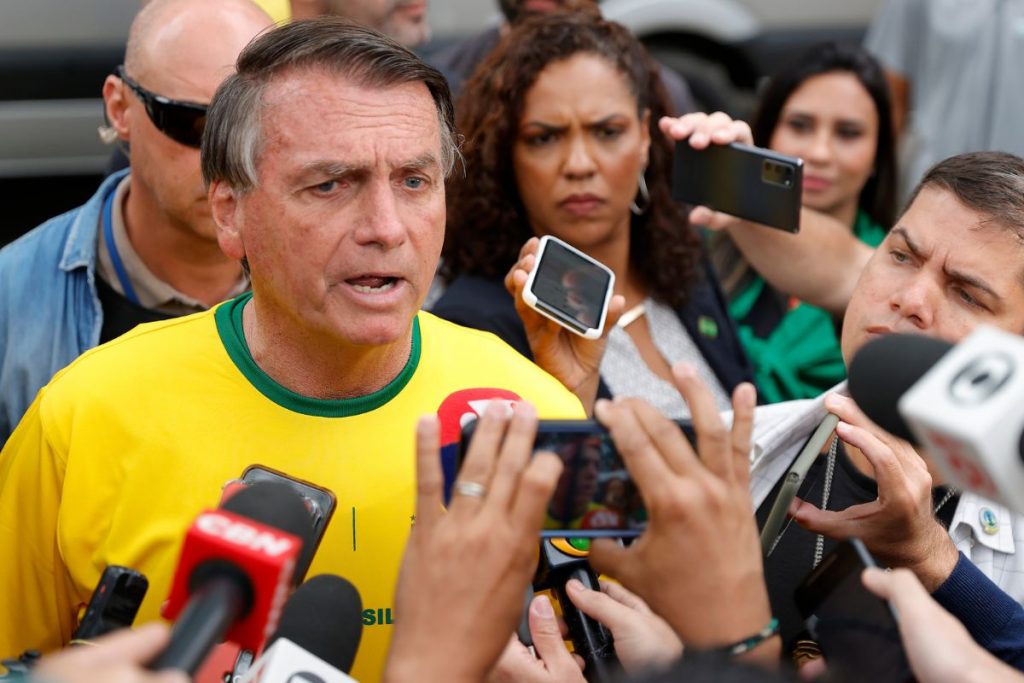 Bolsonaro se irrita e ofende jornalista argentino