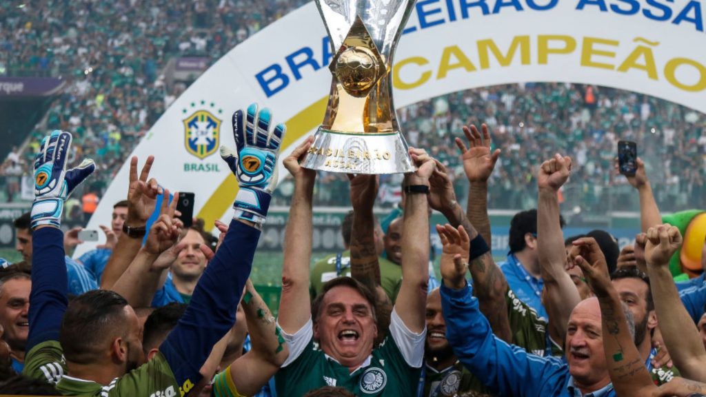 Bolsonaro levantando a taça do Palmeiras