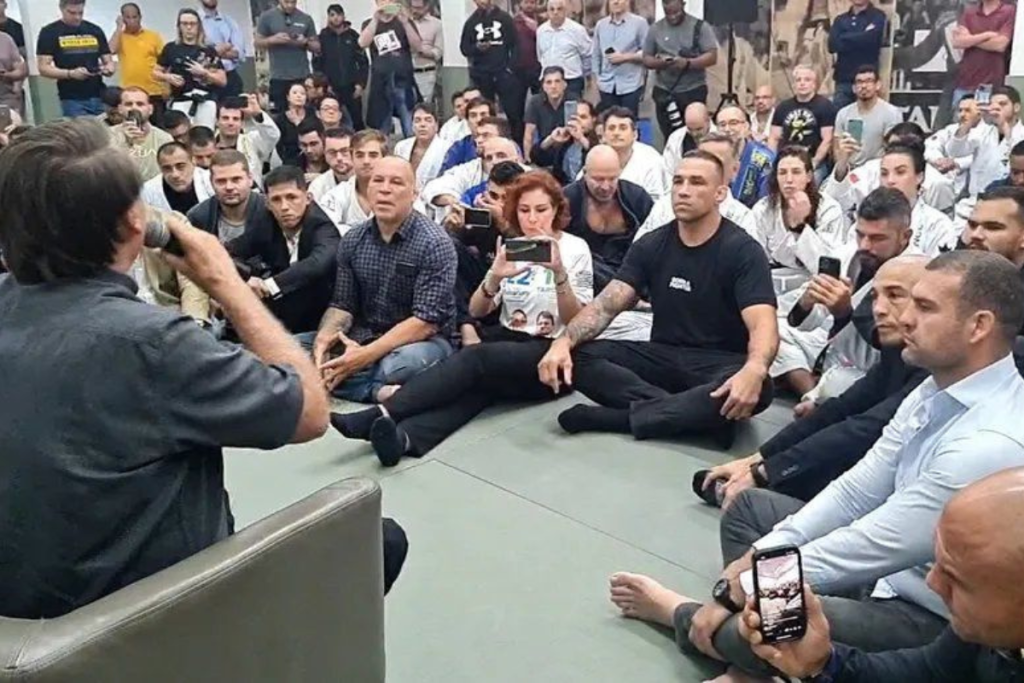 Bolsonaro recebe apoio de lutadores em São Paulo