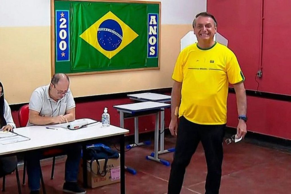 bolsonaro-vota-na-vila-militar-no-rio