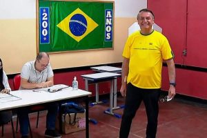 bolsonaro-vota-na-vila-militar-no-rio