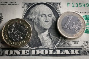 Dólar aproxima-se de R$ 5,30 com tensões no Reino Unido