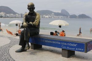 Estátua de Carlos Drummond tem óculos recolocados