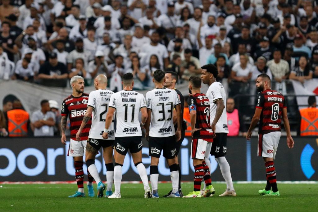 Flamengo e Corinthians decidirão título no RJ após empate
