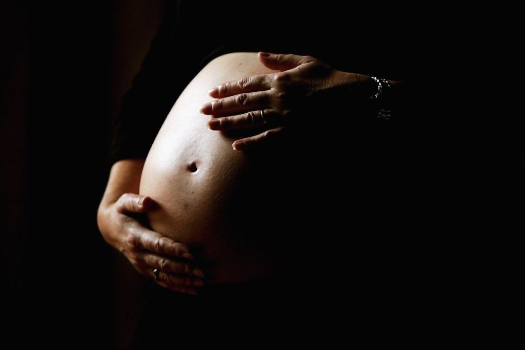Mortalidade materna foi 70% maior em 15 meses de pandemia, diz estudo