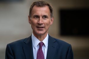 Novo ministro das Finanças britânico descarta cortes de impostos