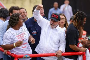 O que significa CPX, escrito no boné que Lula usou no RJ?