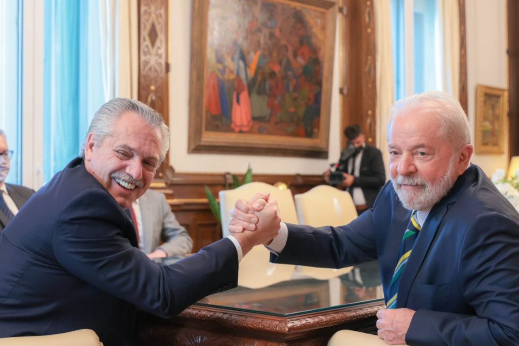 presidente-da-argentina-felicita-lula-por-lideranca-no-primeiro-turno