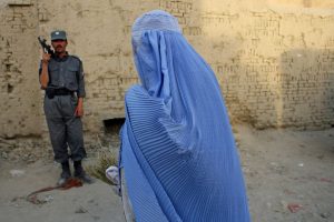 Talibã proíbe mulheres de frequentar parques e academias