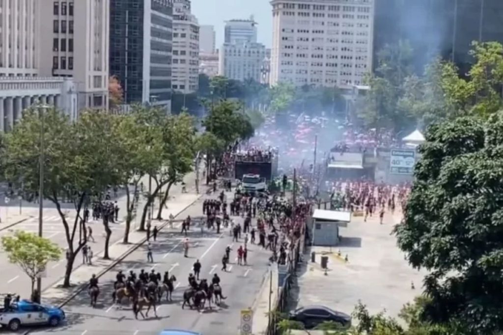 festa-do-flamengo-tem-correria-e-bombas-durante-dispersao