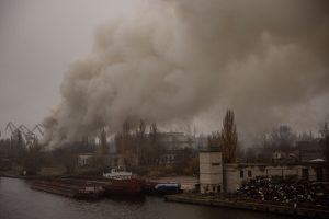 Bombardeio russo deixa mortos na cidade ucraniana de Kherson