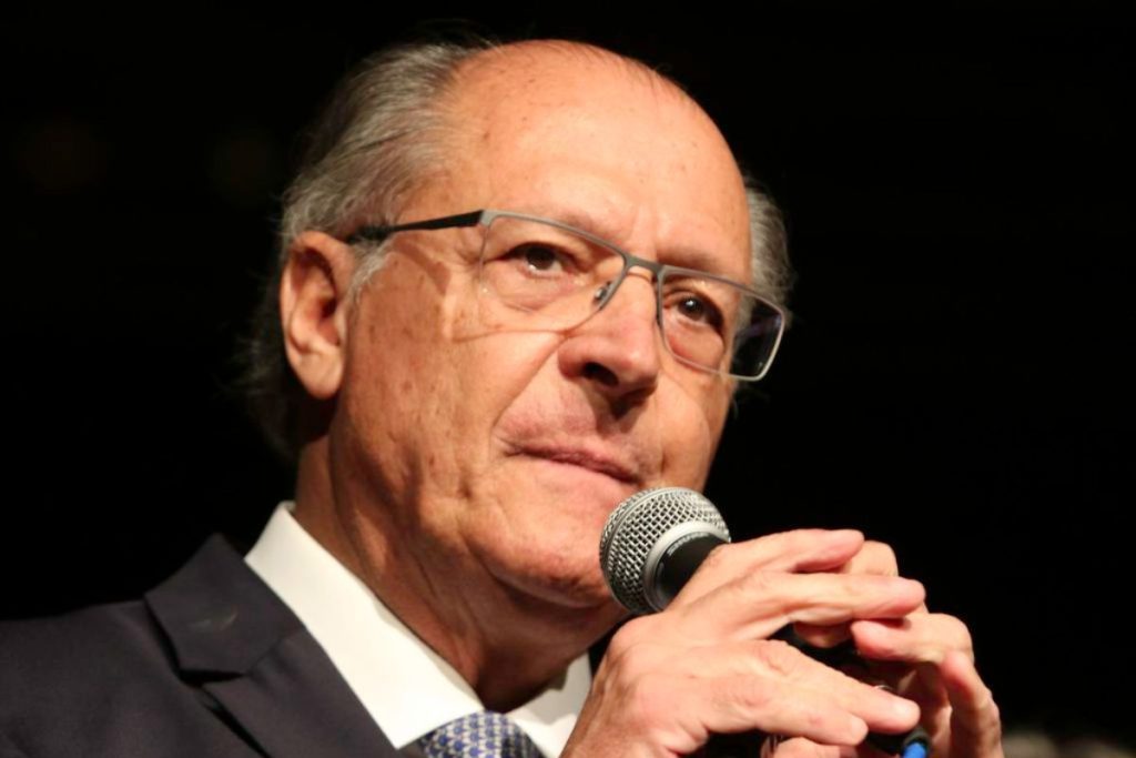 Alckmin fala com jornalistas após entrega de sugestão para a PEC da Transição