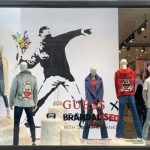 Banksy pede que ladrões roubem loja da Guess, que usou sua arte sem permissão
