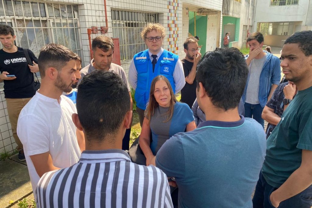 Congressistas visitam refugiados afegãos no Brasil
